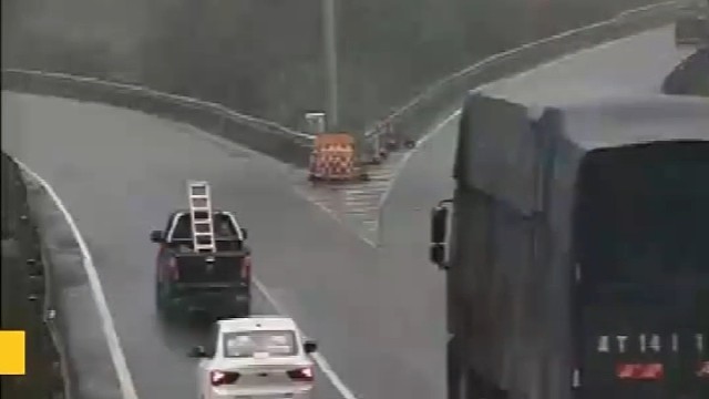 有惊无险！#小车司机高速变道险酿车祸溜了