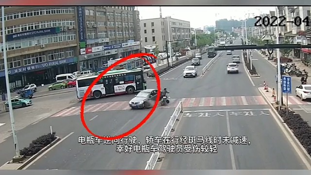 斑马线前要减速啊！