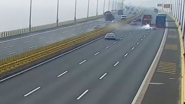 疲劳驾驶导致在大桥上“魔力转圈圈”