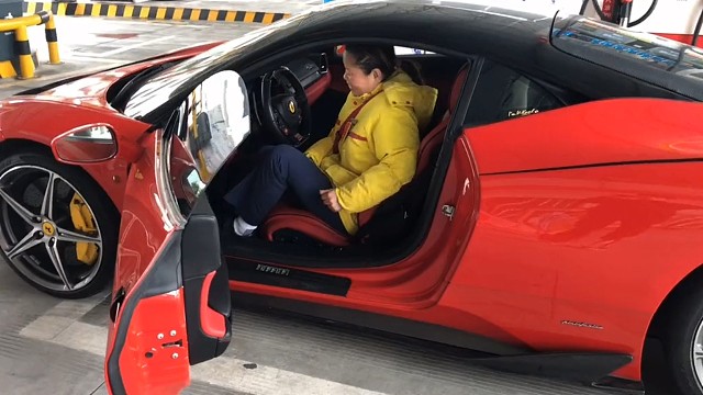 加好油，大姐问你这车坐着舒服么