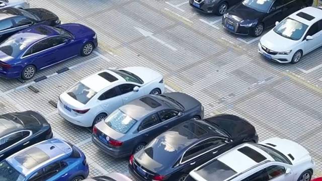 #面包车#老司机#倒车入库看着这个架势一把倒车入库毫无悬念，稳稳的老司机，面包车果然都是老