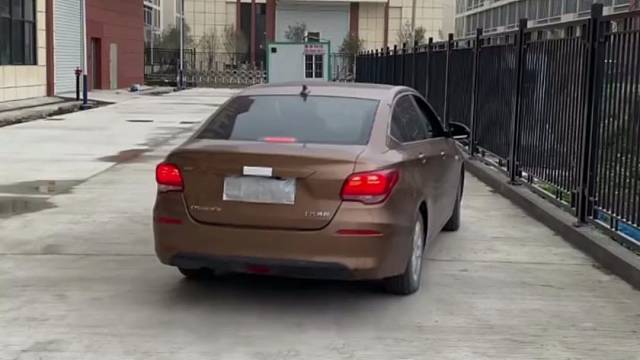 靠墙停车时如何才能不剐蹭。