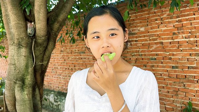 朋友媳妇嘴馋，想吃鲜花饼，野光给她送去