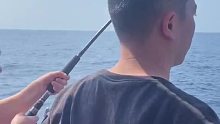 一个早上钓了几百斤金枪鱼，来看看现场我们是怎么把它钓上来的吧 (2)