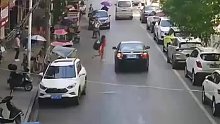孩子飞奔过马路，避让不及撞车上