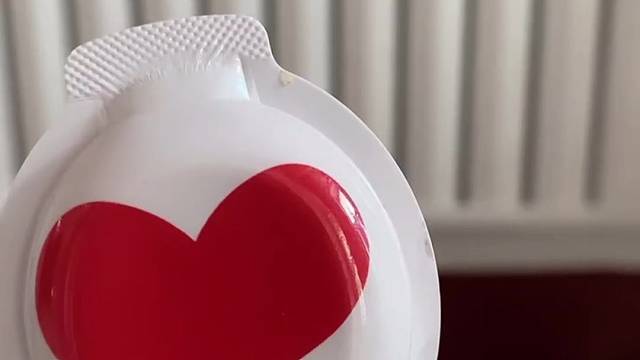 亲子互动游戏，用彩泥做工奶酪棒