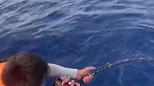 一条鱼就可以把一个人搞累趴了！海钓太过瘾了 (5)