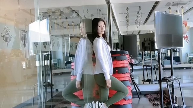 美女瑜伽日常，这样的女孩娶回家多有意思