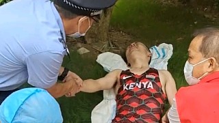脱下防护服，志愿者中暑晕倒，民警和医院人员不停往他身上浇水…