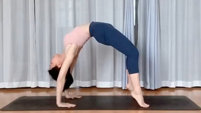 第一次尝试单腿轮式，背部力量建立，后弯没有想象中的难。