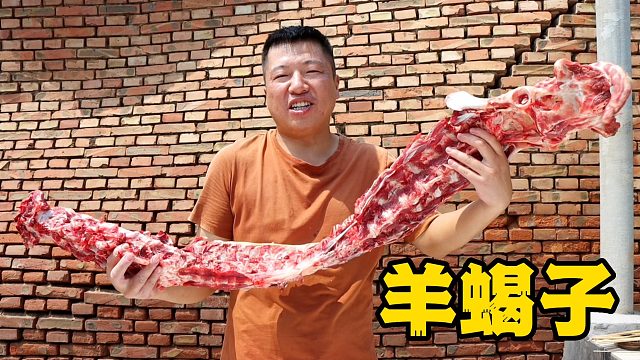 190买一整根羊蝎子，做“红焖羊蝎子”，啃骨头吸骨髓，真带劲