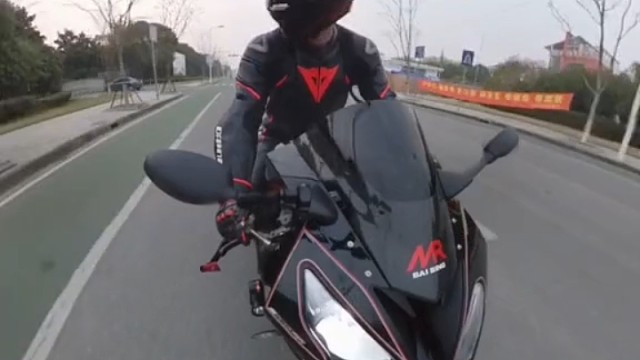 路遇两女生，轮胎没气了