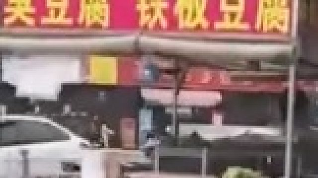 男生买炸串付钱后城管来了，阿姨狂跑，男生一路追一句话笑翻网友