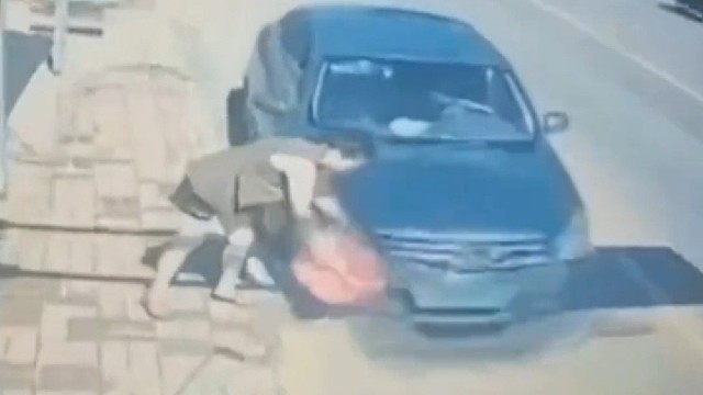 女子路边倒水，惊险一幕万幸人没事