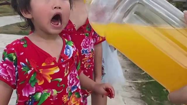 亲子互动游戏，来宝贝给你喝一点