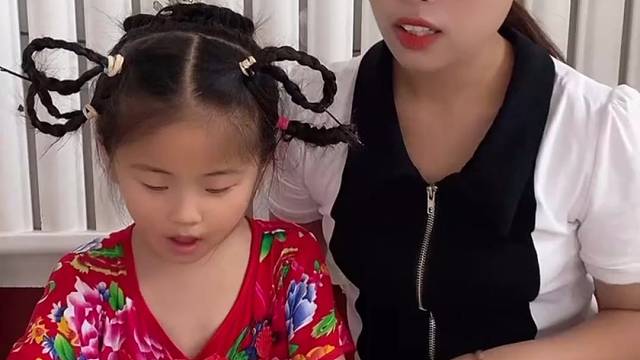 亲子互动游戏，宝贝要画一个大西瓜，我也来画一个