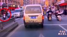 三轮车强行左转，司机师傅路口刹车不及，一把方向侧漂往前冲第三集