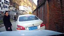 两车发生追尾，后车缓慢前行，不料棕色私家车主凑热闹又火上添油第二集