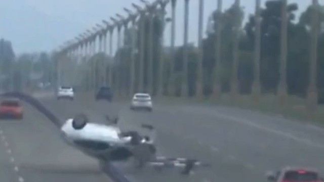 惊险！小车突然“死亡翻滚”五圈！