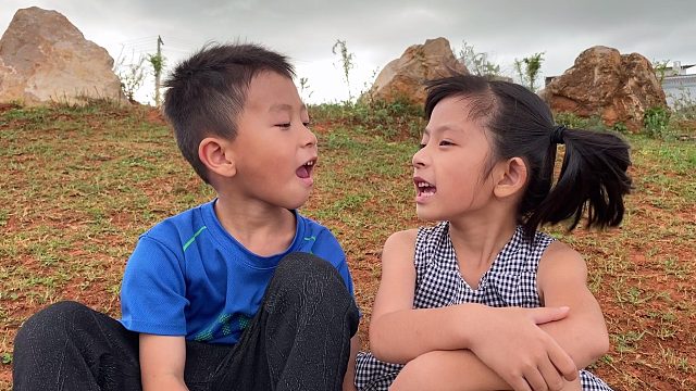 5岁弟弟问姐姐：世界上真有鬼吗？6岁姐姐机智回答