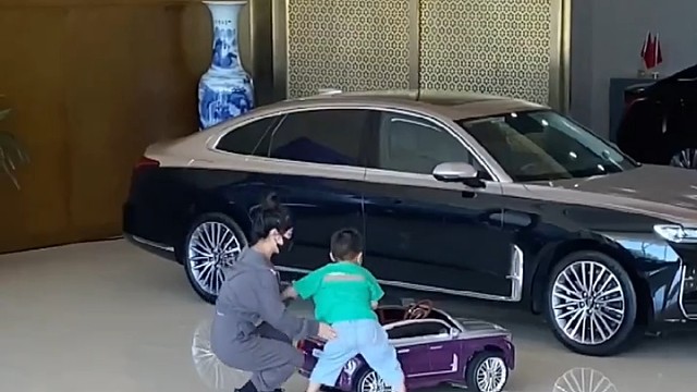 小孩展厅内调皮，女子竟直接动手教训，吓得路人都急忙劝阻…可看到最后，这孩子确实得打#传递快乐