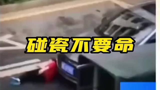 女子疑似当街碰瓷！幸亏货车司机眼疾手快！