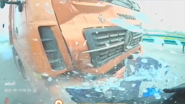 小轿车横穿马路，遇上重型半挂车被撞出十几米……