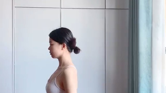 每天练习3-5分钟，改善肩颈酸痛、背疼、淡化颈纹、背部变薄。