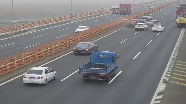 车顶行李未捆牢，车辆慢行惹祸端