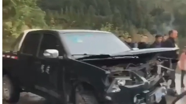 发生车祸后，双方司机均认为人没事就好，居然还合影留念