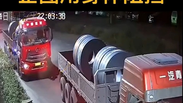 惊险！发现溜车不是上去拉手刹，企图用身体阻挡，还好人没事 