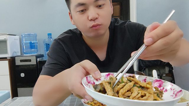 《平菇炒瘦肉》再配一个菇子肉汤真是绝了