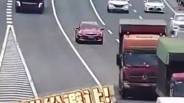 高速错过出口司机竟然倒起了车