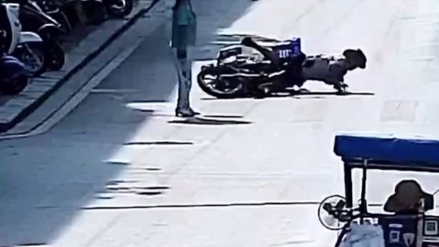 斑马线前，不妨多一份互相礼让！