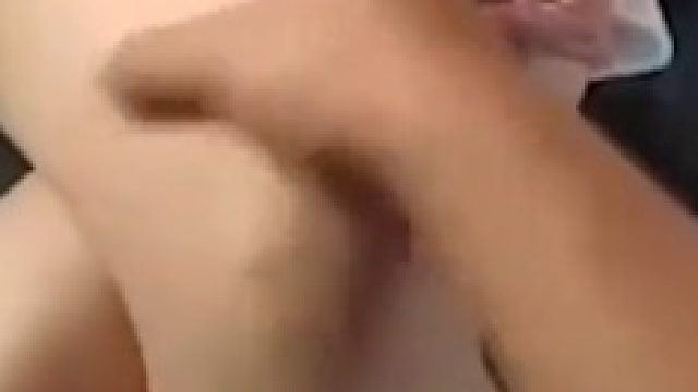 出租车司机摸醉酒女乘客大腿并录制视频，警方：正在调查处理