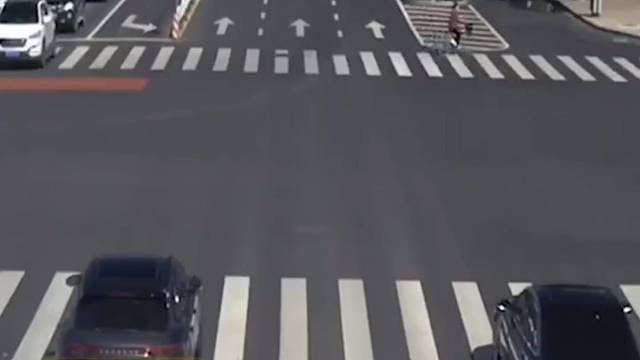 小伙横穿马路很嚣张