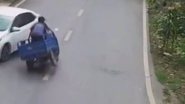 三十年广场舞的平衡力，也没控制住三轮车