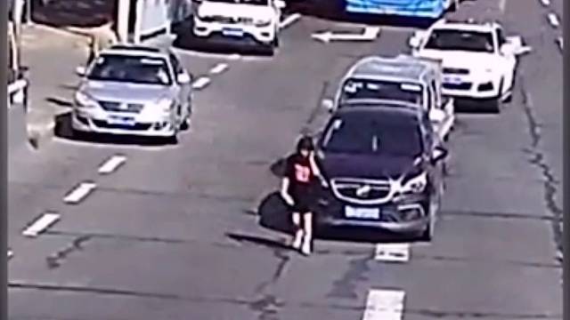 这么专心，肯定在跟男朋友聊天