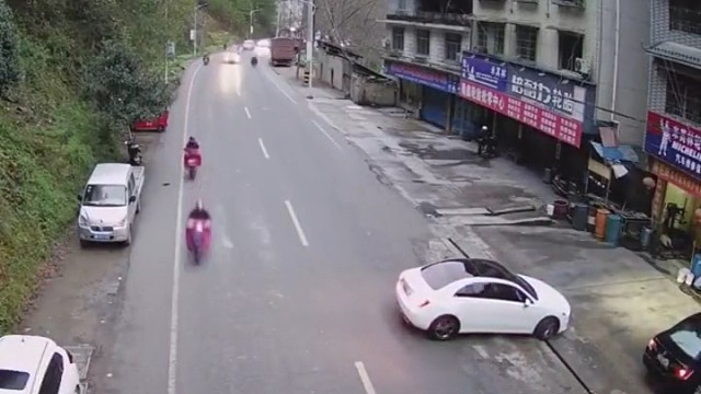 倒车玩了把大漂移，差点出大祸