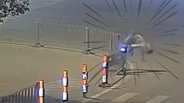 骑车不要看手机，这样对手机不好！