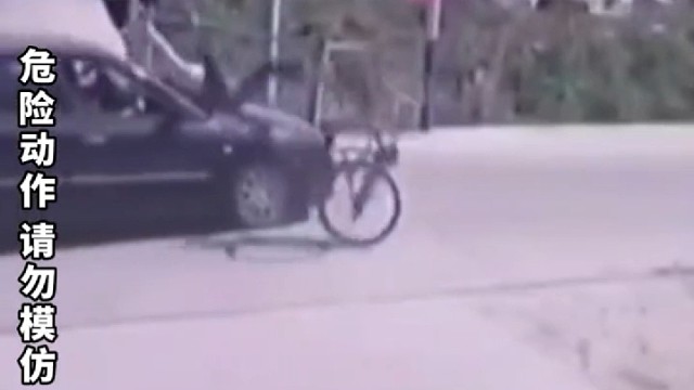 小轿车路口与自行车相撞，结果人没事，车也没事。网友：好像发生了什么？又好像什么也没发生！