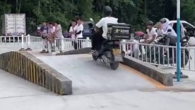 摩托车考试:还得是美团骑手厉害