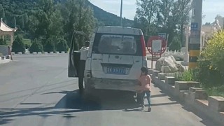 热心小伙免费帮没油的面包车拖车3公里：看到俩孩子大热天推车，就想着一定要帮他们