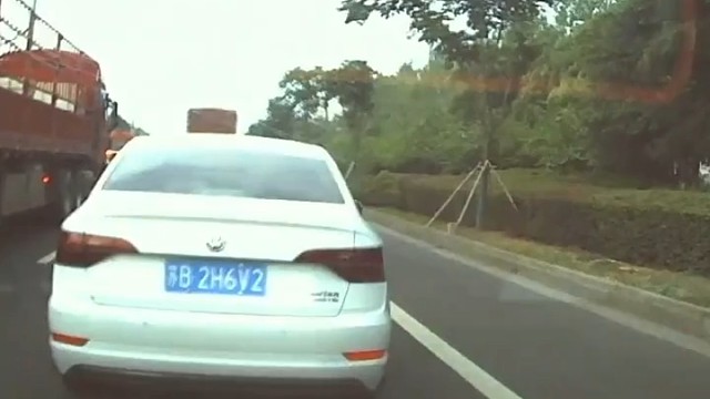 当马路是你家客厅吗？下车还这么嚣张！