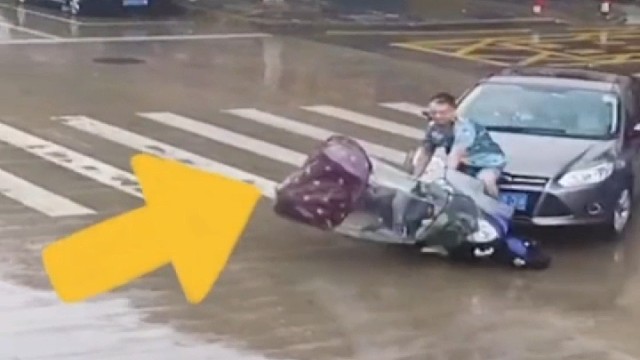 电动车被撞，幸亏人没事！