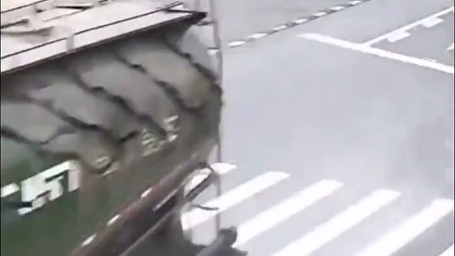 电动车和大货车抢道逼停大货车，自己却……