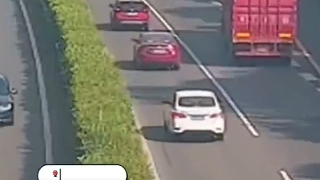 女子“迷”之操作，竟导致7车追尾，我就想知道这驾照咋考的！