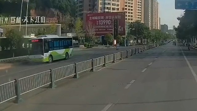 一个不减速，一个不看车，吓得司机都不知道是停车还是继续开！