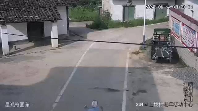 农村弯路盲区多，通过时一定要减速慢行！