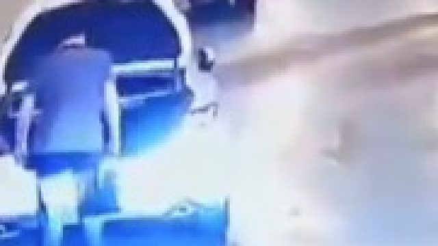 好心关后备箱致车损，被车主索赔1000怒了：告我！100万都赔得起